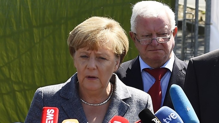 Меркель резко осудила радикальные выступления против мигрантов - ảnh 1